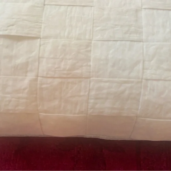 NWT $180 Vera Wang Accent pillow